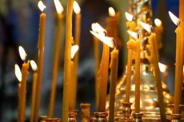 Ortodoks Kilisesi. Hıristiyanlık. Ortodoks Kilisesi 'ndeki ayin sırasında arka planda pek çok mum yakılıyor.