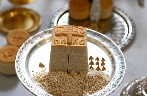  Ortodoks Kilisesi 'nin tahtında Prosphora, Prosper, kilise ekmeği ve Ortodoks Kilisesi' nde komünyon için kullanılan bir kadehtir. Ortodoksluk kavramı.