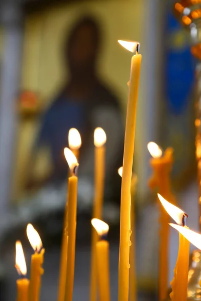 Ortodoks Kilisesi. Hıristiyanlık. Ortodoks Kilisesi 'ndeki ayin sırasında arka planda pek çok mum yakılıyor.