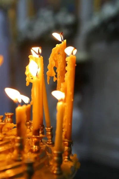 Chiesa Ortodossa Cristianesimo Molte Candele Accese Sui Candelabri Sullo Sfondo — Foto Stock