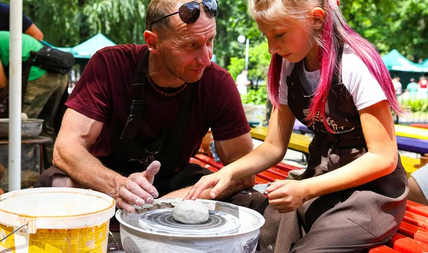 Ternopil Ukraina Juli 2019 Master Ceramics Undervisar Student Studenten Skulpterar — Stockfoto