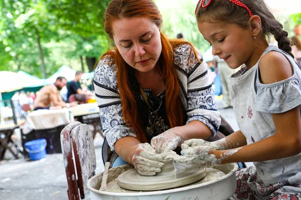 Тернопільська Україна Липень 2019 Магістр Кераміки Викладає Студента Студенти Вирізьблюють — стокове фото