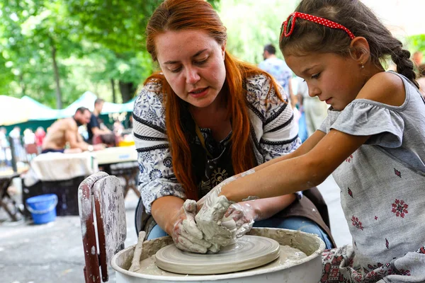 Ternopil Ukrayna Temmuz 2019 Seramik Ustası Bir Öğrenciye Öğretiyor Öğrenci — Stok fotoğraf