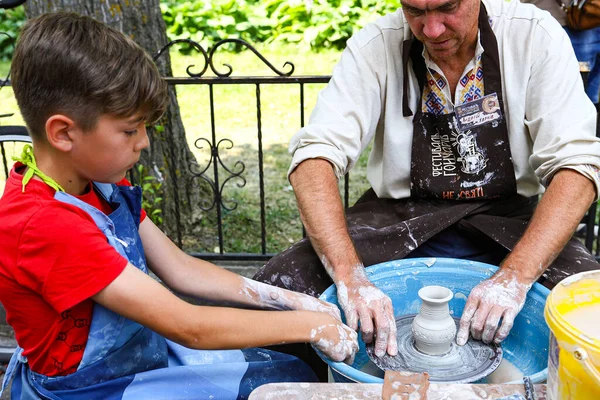 Ternopil Ukraina Juli 2019 Master Ceramics Undervisar Student Studenten Skulpterar — Stockfoto