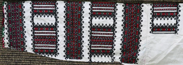 ウクライナの刺繍の国家装飾 古いウクライナのシャツの装飾 刺繍やパターンの配置 1900年頃の婦人用シャツの装飾 — ストック写真