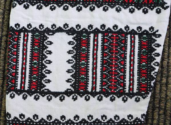 Национальный орнамент по украинской вышивке. Украшение старинных украинских рубашек, вышивка и размещение узоров. Украшение женских рубашек около 1900 года.