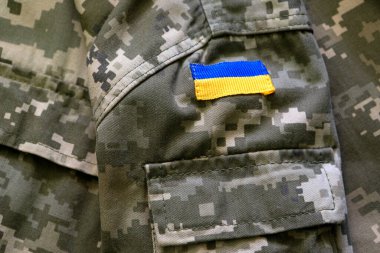 Askeri kamuflaj kumaşı, arka plan dokusu. Dijital kamuflaj deseni. Orman kamuflaj dokusu. Kamuflaj şablonu. Ukrayna Bayrağı 'nın sembolü. Rus-Ukrayna Savaşı.