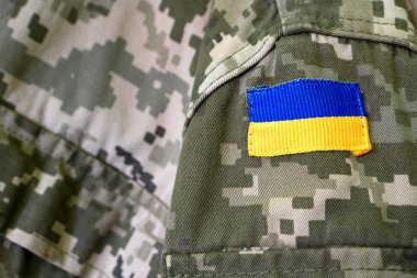 Askeri kamuflaj kumaşı, arka plan dokusu. Dijital kamuflaj deseni. Orman kamuflaj dokusu. Kamuflaj şablonu. Ukrayna Bayrağı 'nın sembolü. Rus-Ukrayna Savaşı.