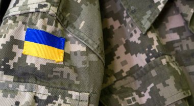 Askeri kamuflaj kumaşı, arka plan dokusu. Dijital kamuflaj deseni. Orman kamuflaj dokusu. Kamuflaj şablonu. Ukrayna Bayrağı 'nın sembolü. Rus-Ukrayna Savaşı.