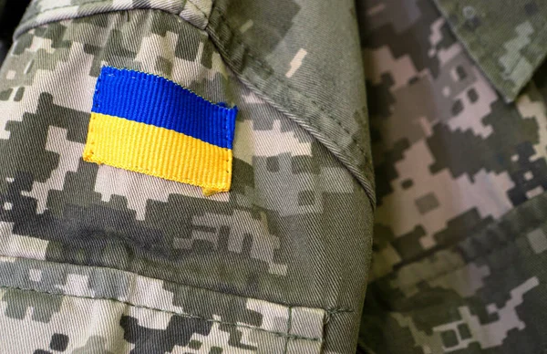 Askeri kamuflaj kumaşı, arka plan dokusu. Dijital kamuflaj deseni. Orman kamuflaj dokusu. Kamuflaj şablonu. Ukrayna Bayrağı 'nın sembolü. Rus-Ukrayna Savaşı.