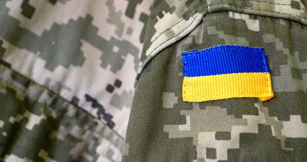 Askeri kamuflaj kumaşı, arka plan dokusu. Dijital kamuflaj deseni. Orman kamuflaj dokusu. Kamuflaj şablonu. Ukrayna Bayrağı 'nın sembolü. Rus-Ukrayna Savaşı.