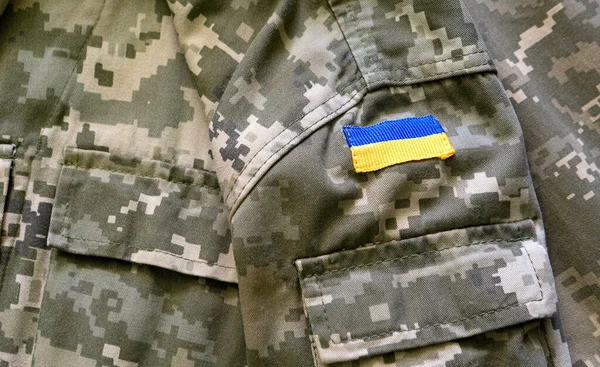 Askeri kamuflaj kumaşı, arka plan dokusu. Dijital kamuflaj deseni. Orman kamuflaj dokusu. Kamuflaj şablonu. Ukrayna Bayrağı 'nın sembolü. Rus-Ukrayna Savaşı.