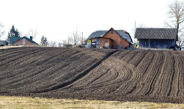 Tarla sürdüm, tarla ekmeye hazırlandım, saban izleri ve traktör tekerlekleri. Toprak dokular. Kırsal alan. Gelecekteki hasat konsepti.