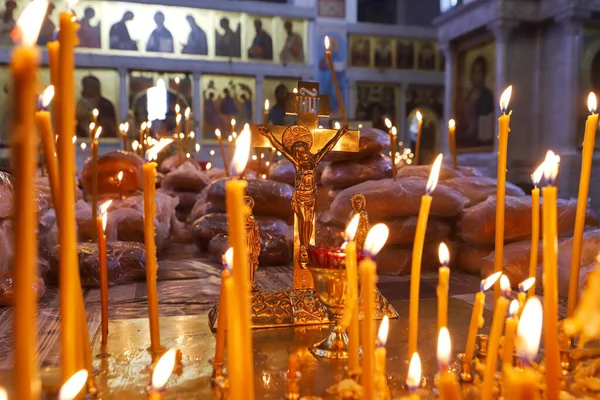 葬礼仪式 在东正教教堂举行的丧礼仪式 基督徒在十字架前点燃蜡烛 十字架是东正教信仰和宗教的概念 — 图库照片