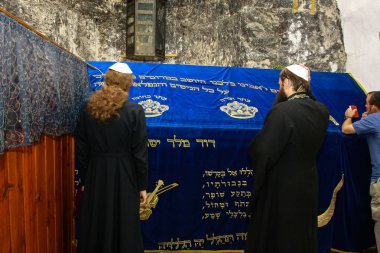 Zion Dağı, Kudüs, İsrail. Ağustos 2008. Kral Davut 'un mezarındaki hacılar, İncil' deki Kral Davut 'un mezarı. Kudüs 'teki Yahudiliğin kutsal yerlerinden biri..