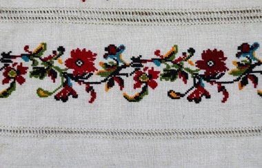 Ukrayna nakışı üzerine ulusal süs. Eski Ukrayna havluları ve masa örtüleri, nakış ve desenlerin yerleştirilmesi. Ev yapımı kumaş. El yapımı. 19. yüzyılın sonlarına ait nakış..