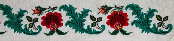 乌克兰刺绣上的国家饰物 乌克兰旧毛巾和桌布的装饰 刺绣和图案的摆放 家纺面料 手工做的十九世纪末的刺绣 — 图库照片