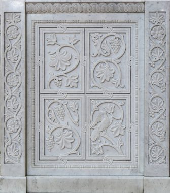 Geometrik, bitki ve kuş motifli mermer taş oyma. El yapımı. Mermer dokular. Ortodoks kiliselerinin dekorasyonunda Bizans motifleri.