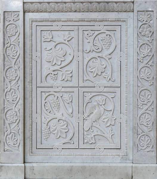 Geometrik, bitki ve kuş motifli mermer taş oyma. El yapımı. Mermer dokular. Ortodoks kiliselerinin dekorasyonunda Bizans motifleri.