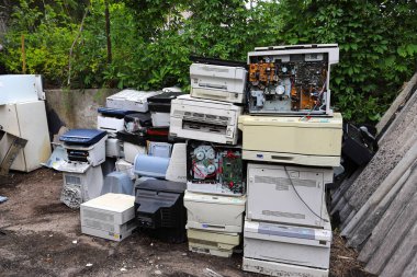 Eski ofis ekipmanları. E-atık cihazları yeniden kullanım için monitör, yazıcı, masaüstü ve faks, telefon ve klavyeden oluşur. Plastik, bakır, cam tekrar kullanılabilir. Çevre koruma.