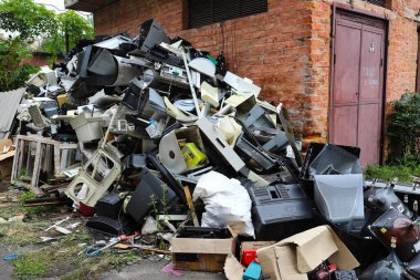 Eski ofis ekipmanları. E-atık cihazları yeniden kullanım için monitör, yazıcı, masaüstü ve faks, telefon ve klavyeden oluşur. Plastik, bakır, cam tekrar kullanılabilir. Çevre koruma.