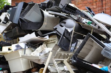 Eski ofis ekipmanları. E-atık cihazları yeniden kullanım için monitör, yazıcı, masaüstü ve faks, telefon ve klavyeden oluşur. Plastik, bakır, cam tekrar kullanılabilir. Çevre koruma.