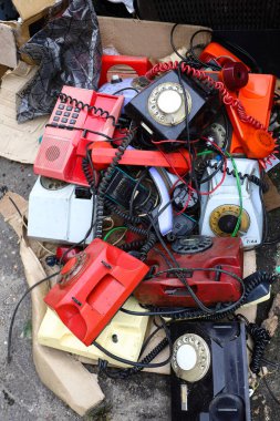 Eski ofis ekipmanları. E-atık cihazları yeniden kullanım için monitör, yazıcı, masaüstü ve faks, telefon ve klavyeden oluşur. Plastik, bakır, cam tekrar kullanılabilir. Çevre koruma.