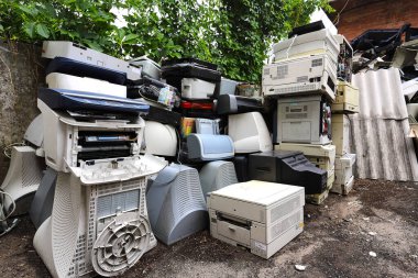 Eski ofis ekipmanları. E-atık cihazları yeniden kullanım için monitör, yazıcı, masaüstü ve faks, telefon ve klavyeden oluşur. Plastik, bakır, cam tekrar kullanılabilir. Çevre koruma.