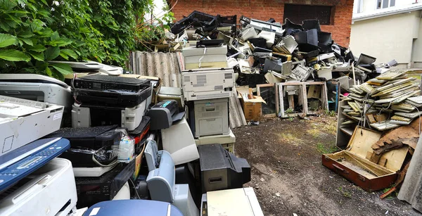 Eski ofis ekipmanları. E-atık cihazları yeniden kullanım için monitör, yazıcı, masaüstü ve faks, telefon ve klavyeden oluşur. Plastik, bakır, cam tekrar kullanılabilir. Çevre koruma.