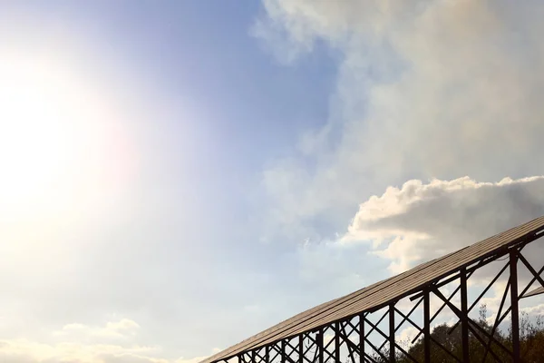 日没時の太陽電池 太陽のまぶしさ 青い飽和空 白い雲 太陽電池パネル 代替エネルギーの概念 — ストック写真