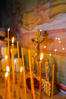 Ölülerin anıları. Mumlar, Ortodoks kilisesindeki bir şamdanda Tanrı ve İsa 'nın Annesi ile birlikte bir freskin zemininde yanar. Masada kurban ekmeği var. Ortodoksluk kavramı.