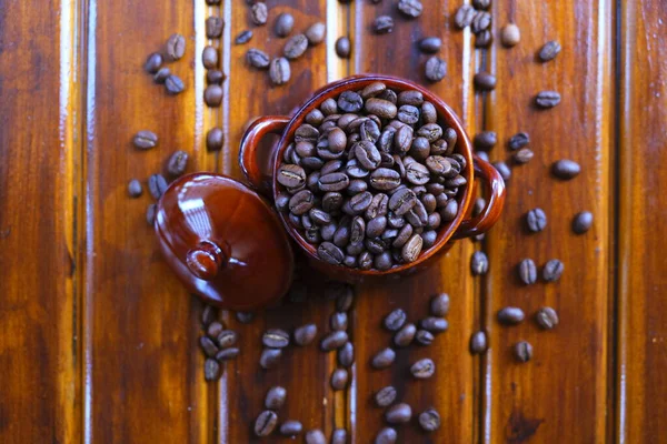 Kavrulmuş Kahve Çekirdeklerini Kapat Bir Kase Kavrulmuş Kahve Çekirdeklerini Ahşap — Stok fotoğraf