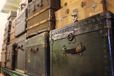 Tren istasyonundaki eski bavullar..