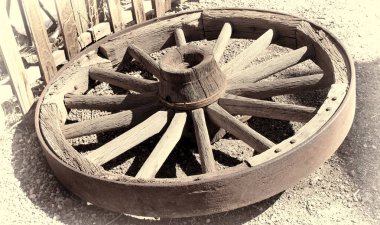 Sepya renkli araba tekerleği..