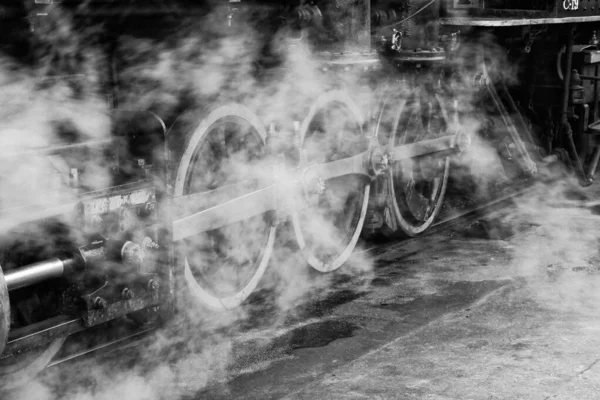 Tren motorunun buharı yola çıkmaya hazırlanıyor..