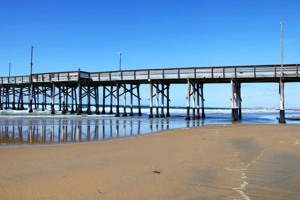 Het Zand Dat Leidt Naar Het Water Pier Bij Newport — Stockfoto