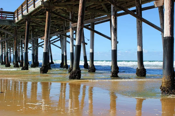 Okyanus Newport Beach, California 'daki iskelenin altından geliyor..