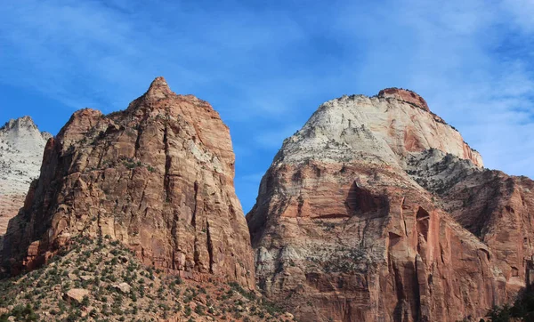 Utah, Zion Ulusal Parkı 'nda bir' V 'oluşturan uçurumlar.