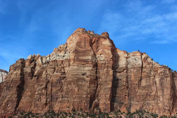 Utah 'taki Zion Ulusal Parkı' nda kumtaşı kayalıkları mavi gökyüzüne karşı.