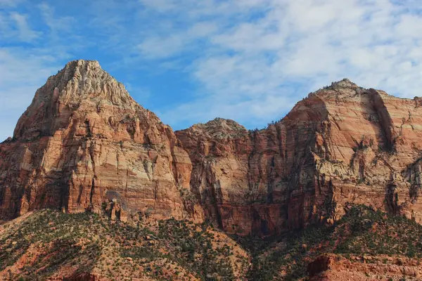 Utah, Zion Ulusal Parkı 'ndaki kırmızı renkli uçurumlar.