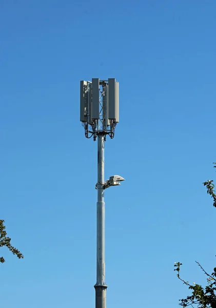 Mobiele Mast Met Verschillende Zenders Een Helderblauwe Lucht Achtergrond Met — Stockfoto