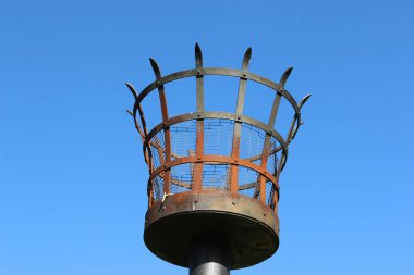 Metal sepet yangın feneri direkte.