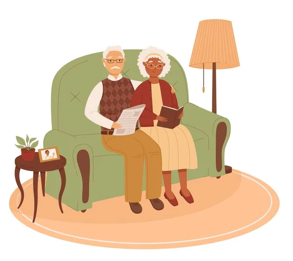 一对快乐的年长的黑皮肤女人和一个白皮肤男人在沙发上看书。舒适的家。平面矢量插图 — 图库矢量图片
