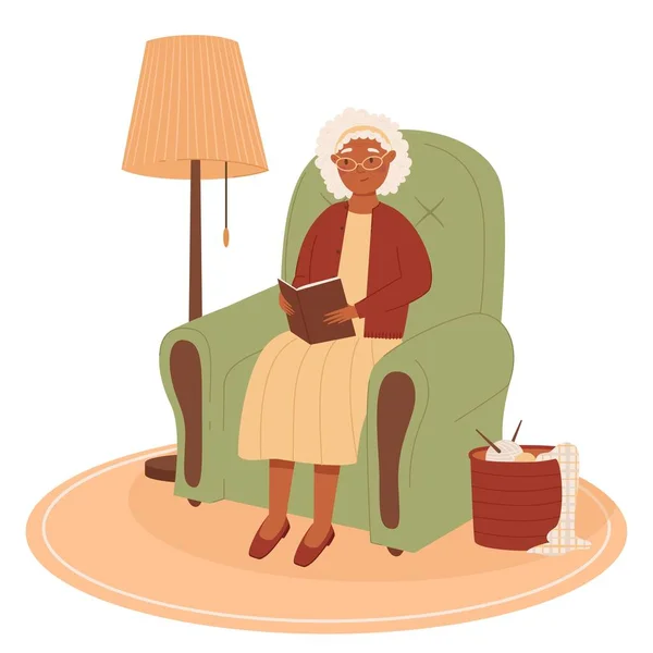 Feliz sénior mujer de piel negra leyendo libro en la silla. Las mujeres mayores en un ambiente acogedor hogar. Ilustración vectorial — Vector de stock