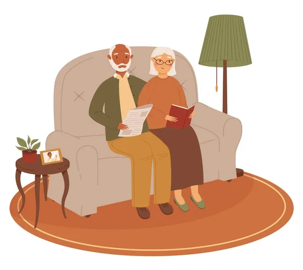 快乐的现代跨国老年夫妇黑人皮肤的男人和白人皮肤的女人一起在沙发上看书 一对夫妇的老年人在舒适的家庭环境中 白色背景上的彩色平面矢量插图 — 图库矢量图片