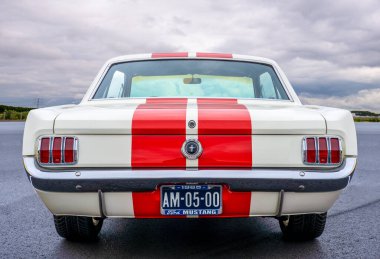 ROTTERDAM / NETHERLANDS - 18 Ağustos 2019: Klasik bir Ford Mustang 1965 'in arka görüntüsü klasik bir araba toplantısında sergilendi