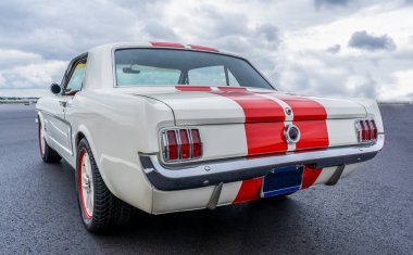 Klasik bir Ford Mustang 1965 'in arka planı Rotterdam Hollanda' daki klasik bir araba toplantısında sergileniyor.