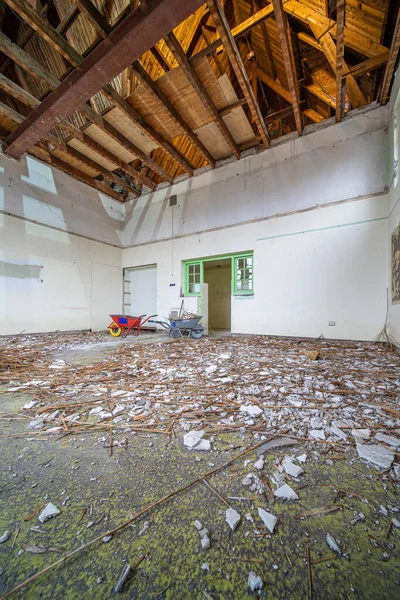 Interior Old Building Being Demolished Equipment Debris Rubble Waste Visible — Stockfoto