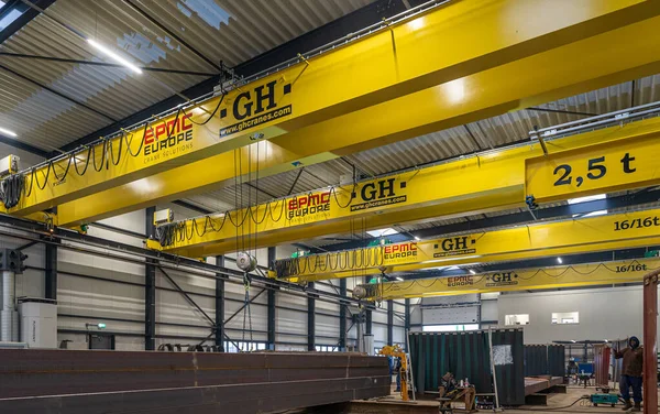 Interior Steel Factory Mobile Cranes Steel Piles Beams Welders Work — Foto de Stock