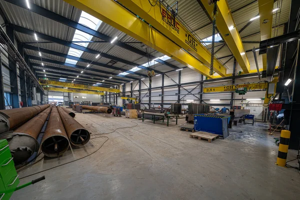 Innenraum Einer Stahlfabrik Mit Mobilkränen Stahlpfählen Und Trägern Und Schweißer — Stockfoto